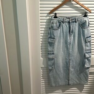 NWT Broadway Acid Wash 9 Pocket Jeans Skirt with Front Split. Size 6